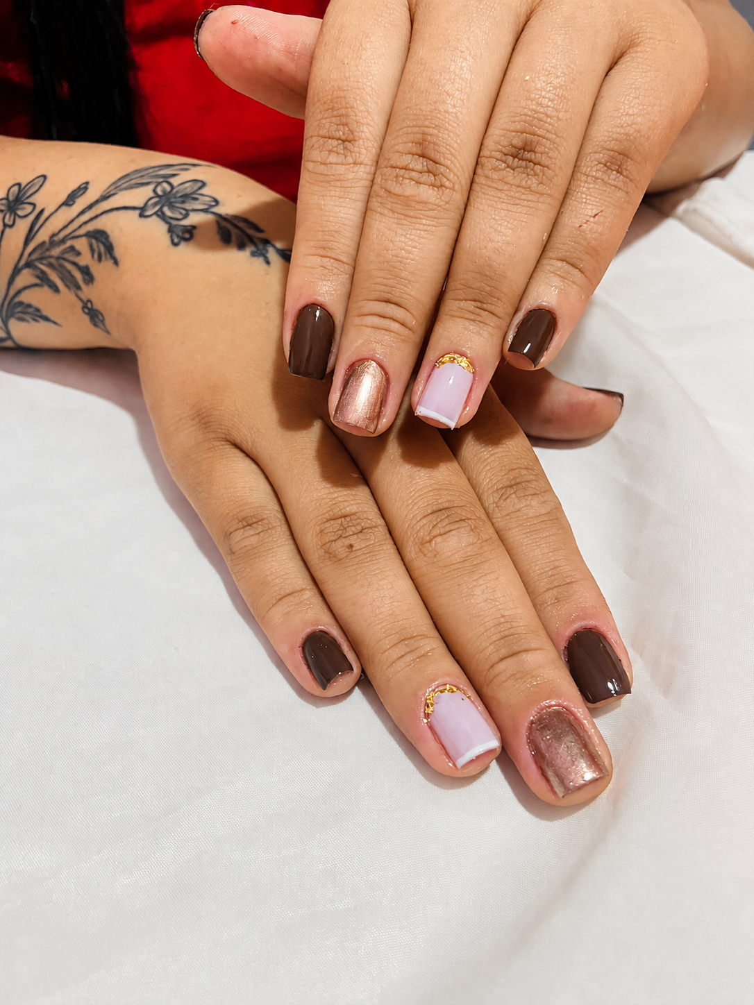 Manicure em tons castanhos e nude