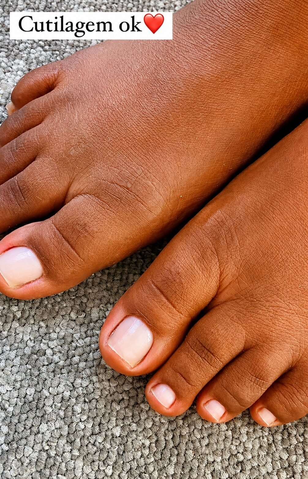 Pedicure delicada em tom claro