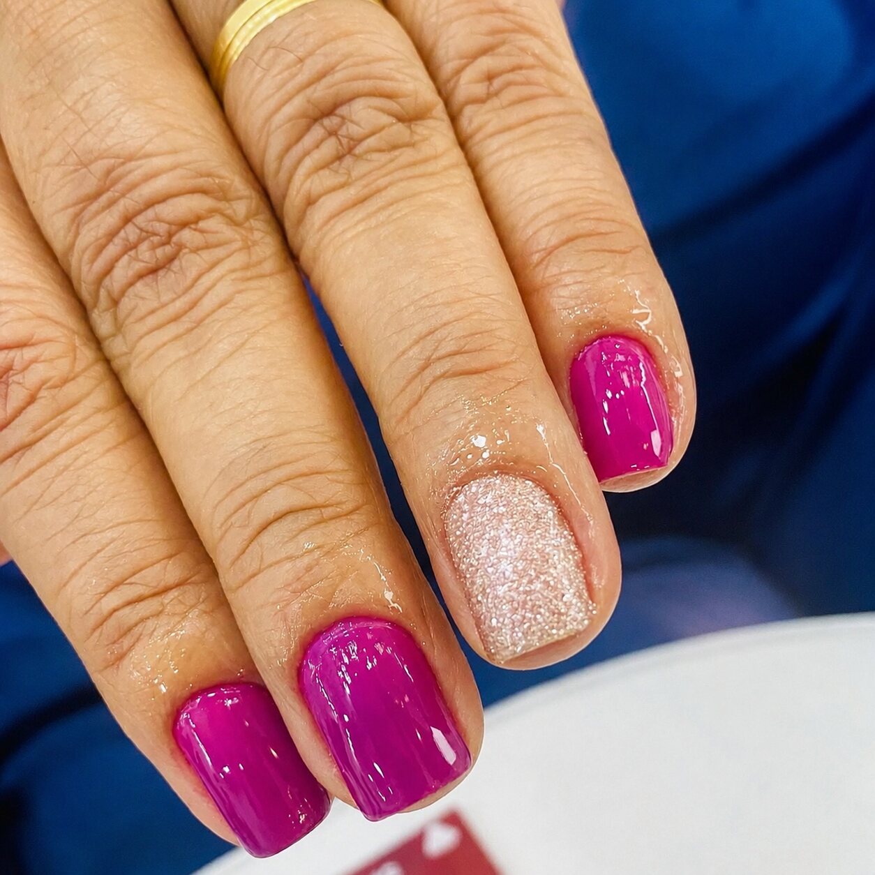 Manicure rosa com brilho