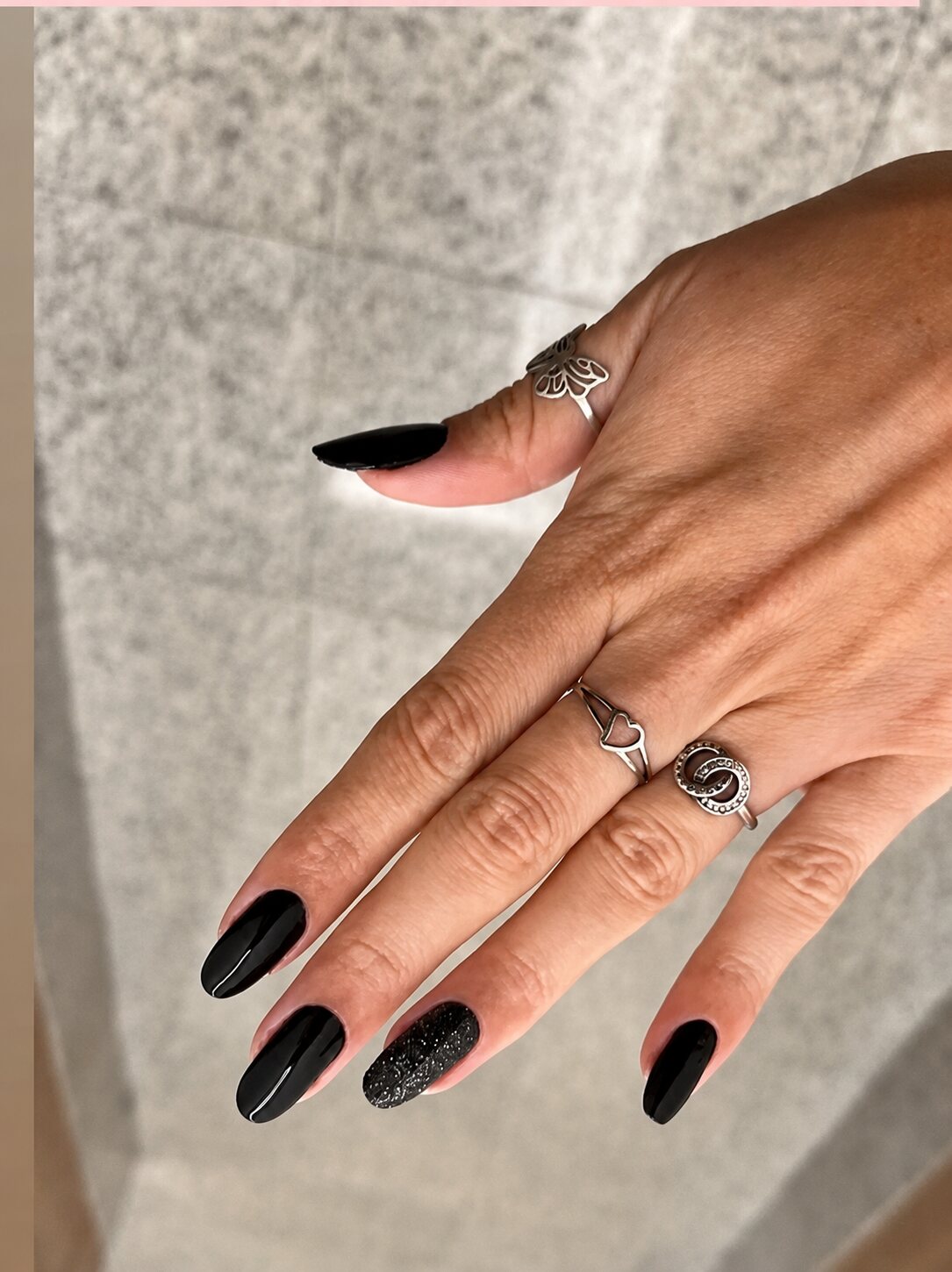 Manicure preta com formato alongado