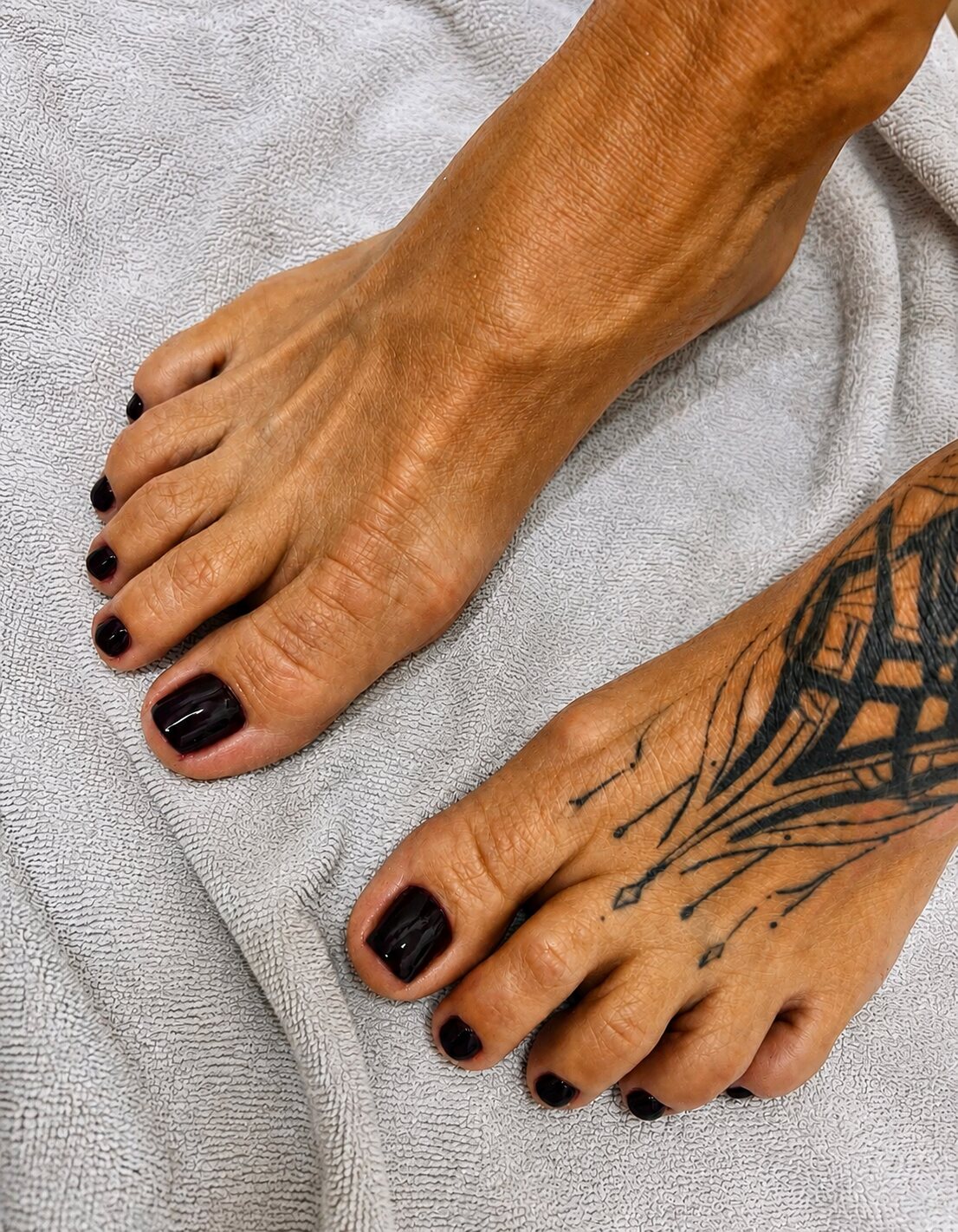 Pedicure escura com acabamento brilhante